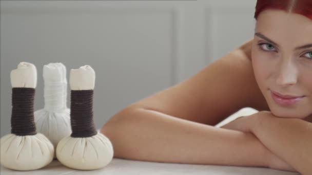 Vacker kvinna får skönhet och avkoppling behandlingsförfaranden i spa salong. Sjukvård, hudvård och orientalisk massageterapi. — Stockvideo