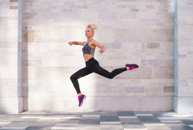 Açık havada spor giyim eğitimi alan çekici bir kadın. Spor, koşu, sağlıklı ve aktif yaşam tarzı.