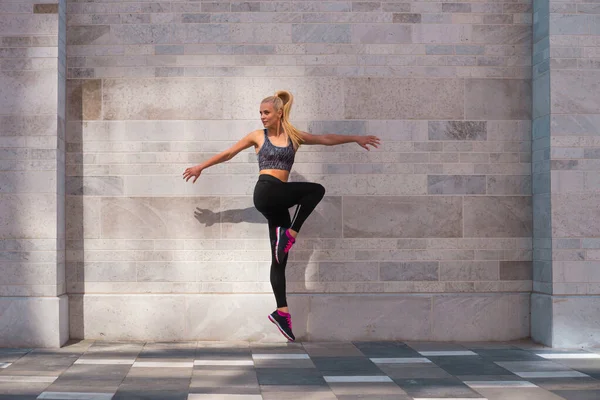 Mulher atraente em sportswear treinamento ao ar livre. Esporte, corrida, estilo de vida saudável e ativo . — Fotografia de Stock