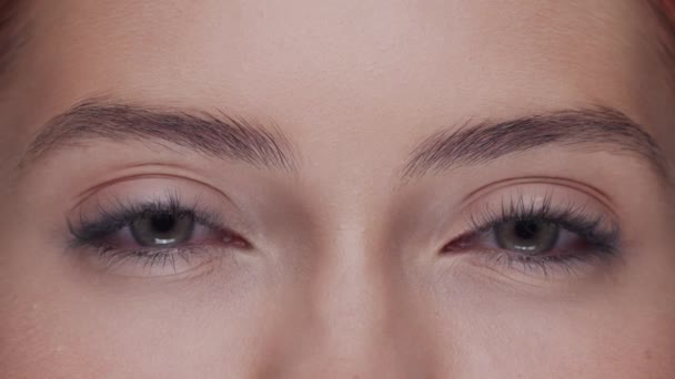 Retrato de cerca de una mujer joven, hermosa y natural abriendo los ojos. Levantamiento facial, cosméticos y maquillaje . — Vídeo de stock