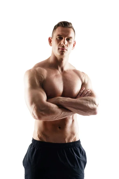 Kräftiger, fitter und sportlicher Bodybuilder vor weißem Hintergrund. Sport und Fitness. — Stockfoto