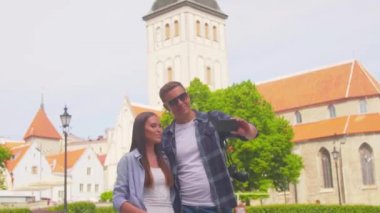 Birlikte gezen ve güzel eski kasabayı keşfeden iki turist. Bir tatil gezisinde aşık bir adam ve kadın..
