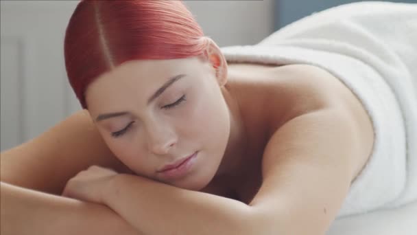 美容室で美容とリラクゼーションの施術を受ける美人 ヘルスケア スキンケア 東洋マッサージ療法の概念 — ストック動画