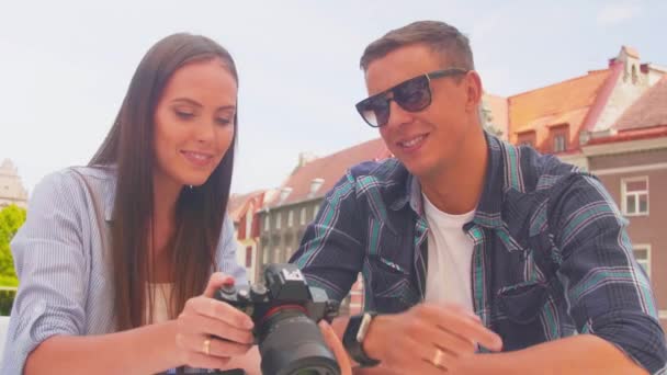 Par Turistas Viajando Explorando Hermoso Casco Antiguo Juntos Hombre Mujer — Vídeos de Stock