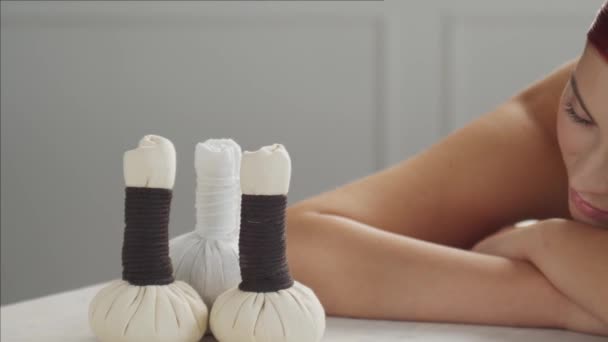 Bella donna ottenere procedure di trattamento di bellezza e relax nel salone termale. Sanità, cura della pelle e terapia massaggiante orientale . — Video Stock