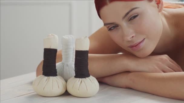 Hermosa mujer recibiendo procedimientos de tratamiento de belleza y relajación en el salón de spa. Cuidado de la salud, cuidado de la piel y terapia de masaje oriental . — Vídeos de Stock