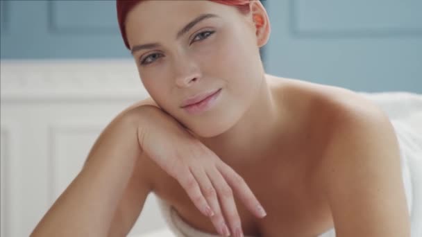 Mulher bonita recebendo procedimentos de tratamento de beleza e relaxamento no salão de spa. Cuidados de saúde, cuidados com a pele e terapia de massagem oriental . — Vídeo de Stock