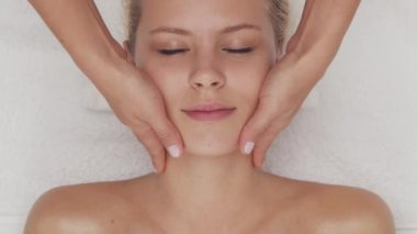 Genç, güzel ve sağlıklı bir kadın spa salonunda. Geleneksel Tayland masaj terapisi ve cilt bakımı.
