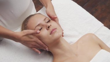 Genç, güzel ve sağlıklı bir kadın spa salonunda. Geleneksel Tayland masaj terapisi ve cilt bakımı.