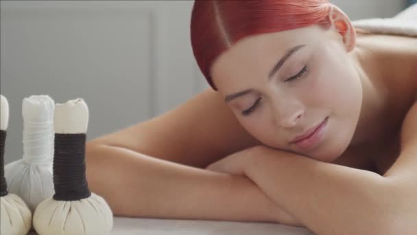 Bella donna ottenere procedure di trattamento di bellezza e relax nel salone termale. Sanità, cura della pelle e terapia massaggiante orientale . — Video Stock
