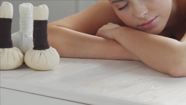 Hermosa mujer recibiendo procedimientos de tratamiento de belleza y relajación en el salón de spa. Cuidado de la salud, cuidado de la piel y terapia de masaje oriental . — Vídeos de Stock