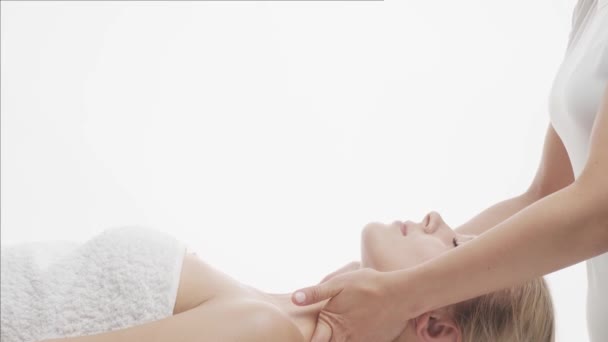 Mulher jovem, bonita e saudável no salão de spa. Terapia de massagem tradicional tailandesa e cuidados com a pele . — Vídeo de Stock