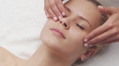 Genç, güzel ve sağlıklı bir kadın spa salonunda. Geleneksel Tayland masaj terapisi ve cilt bakımı.
