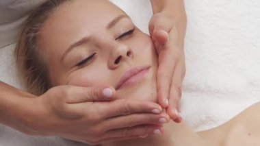 Genç, güzel ve sağlıklı bir kadın spa salonunda. Geleneksel Tayland masaj terapisi ve cilt bakımı.