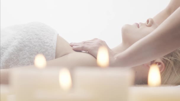 Junge, schöne und gesunde Frau im Wellnesssalon. Traditionelle Thai-Massage-Therapie und Hautpflege. — Stockvideo