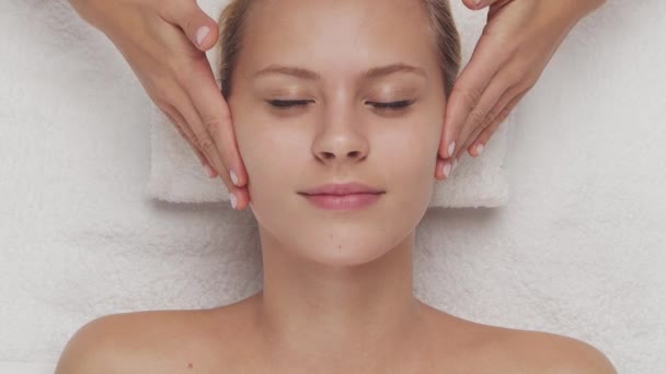 Mulher jovem, bonita e saudável no salão de spa. Terapia de massagem tradicional tailandesa e cuidados com a pele . — Vídeo de Stock