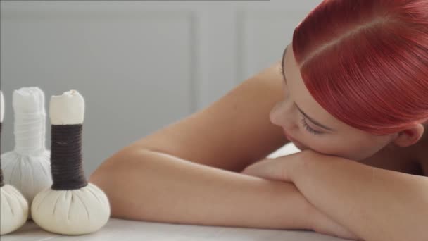 Hermosa mujer recibiendo procedimientos de tratamiento de belleza y relajación en el salón de spa. Cuidado de la salud, cuidado de la piel y terapia de masaje oriental . — Vídeos de Stock