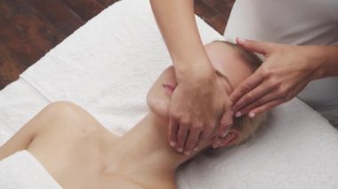 Genç, güzel ve sağlıklı bir kadın spa salonunda. Geleneksel Tayland masaj terapisi ve cilt bakımı.