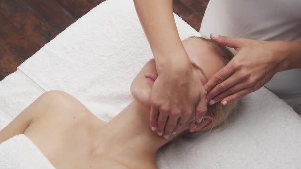 Mujer joven, hermosa y saludable en el salón de spa. Terapia tradicional de masaje tailandés y cuidado de la piel . — Vídeos de Stock