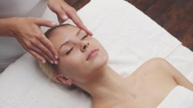Genç, güzel ve sağlıklı bir kadın spa salonunda. Geleneksel Tayland masaj terapisi ve cilt bakımı.