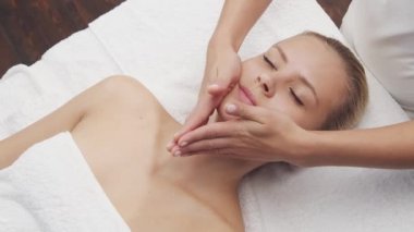 Genç, güzel ve sağlıklı bir kadın spa salonunda. Geleneksel Tayland masaj terapisi ve cilt bakımı.