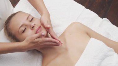 Genç, güzel ve sağlıklı bir kadın spa salonunda. Geleneksel Tayland masaj terapisi ve cilt bakımı.