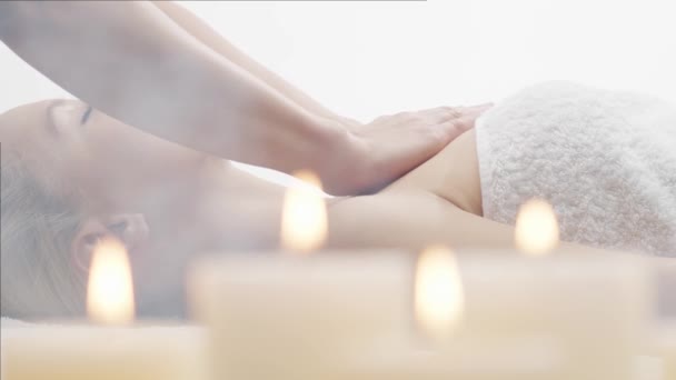 Mujer Joven Hermosa Saludable Salón Spa Terapia Tradicional Masaje Tailandés — Vídeos de Stock