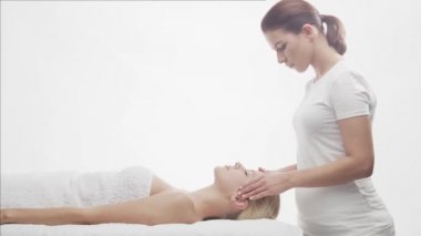 Genç, güzel ve sağlıklı bir kadın spa salonunda. Geleneksel Tayland masaj terapisi ve cilt bakımı.