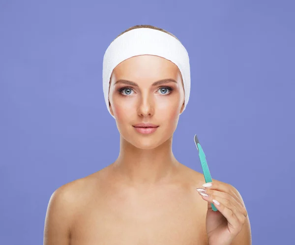 若い女性の顔に美容注射 整形外科 皮膚リフティングと審美的な医学の概念 — ストック写真