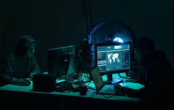 Gezocht Hackers Coderen Virus Ransomware Met Behulp Van Laptops Computers — Stockfoto