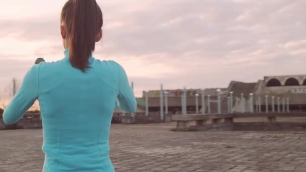 活泼的女人 晚上在室外用哑铃进行训练 城市日落背景 健康与体育概念 — 图库视频影像
