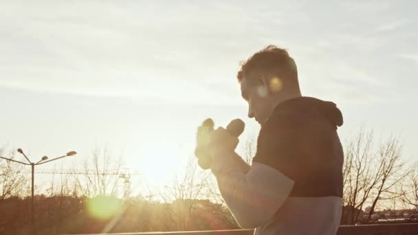 Homem Jovem Apto Tendo Treino Noite Livre Pôr Sol Urbano — Vídeo de Stock