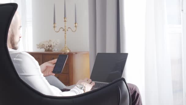 Homem Negócios Barbudo Trabalhando Casa Sentado Poltrona Usando Tecnologias Computador — Vídeo de Stock