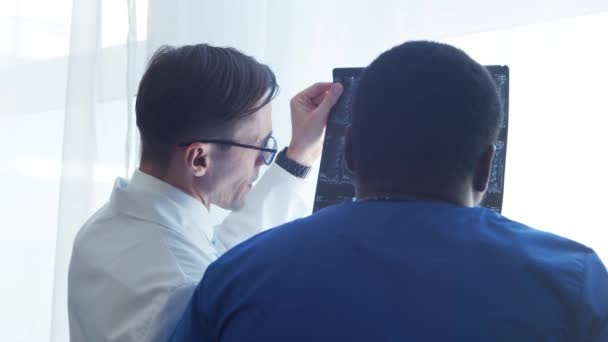 Lekarz Chirurg Rozmawiający Przy Oknie Patrząc Prześwietlenie Pracowników Medycznych Szpitalu — Wideo stockowe