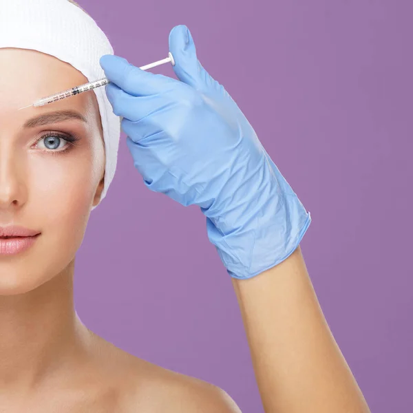 Doktorn Injicerar Ett Vackert Ansikte Ung Kvinna Plastikkirurgi Hudlyft Och — Stockfoto