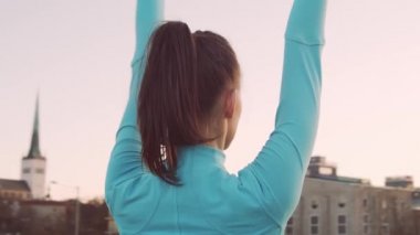 Genç, güzel ve sportif bir kadın dışarıda akşam antrenmanı yapıyor. Şehir günbatımı geçmişi. Spor ve spor konsepti.