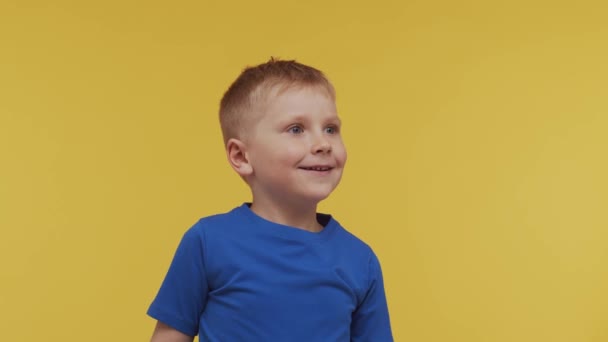 Portret Uśmiechniętego Chłopca Shircie Atrakcyjny Ekspresyjny Dzieciak Studio Koncepcja Dzieciństwa — Wideo stockowe