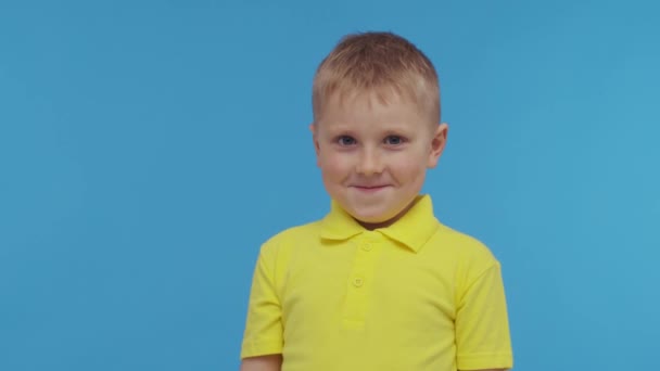穿着T恤的快乐的笑脸男孩的画像 在演播室里吸引人和有表现力的孩子 童年概念 — 图库视频影像
