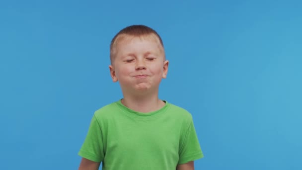 Retrato Niño Feliz Sonriente Camiseta Niño Atractivo Expresivo Estudio Concepto — Vídeos de Stock