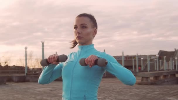 Mulher Jovem Bonita Esportiva Tendo Treinamento Livre Noite Com Halteres — Vídeo de Stock