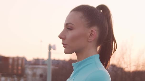 Genç Güzel Sportif Bir Kadın Dışarıda Akşam Antrenmanı Yapıyor Şehir — Stok video
