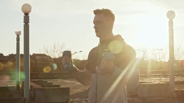 Hombre Joven Forma Que Tiene Entrenamiento Aire Libre Por Noche — Vídeo de stock