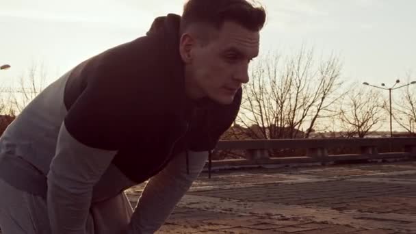 Junger Und Fitter Mann Beim Abendlichen Workout Freien Urbaner Sonnenuntergang — Stockvideo