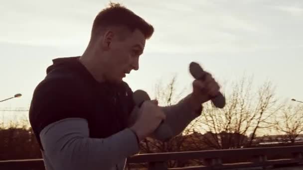 Junger Und Fitter Mann Beim Abendlichen Workout Freien Urbaner Sonnenuntergang — Stockvideo