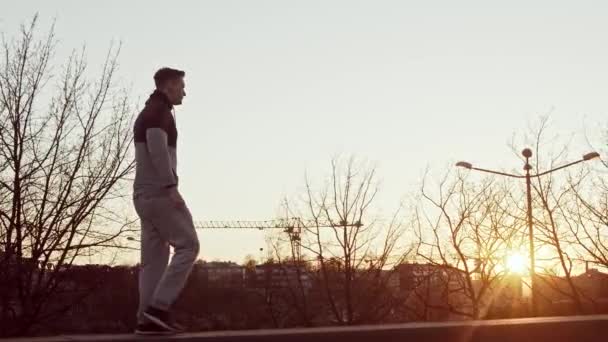 Bărbat Tânăr Formă Având Antrenament Seară Aer Liber Urban Apus — Videoclip de stoc