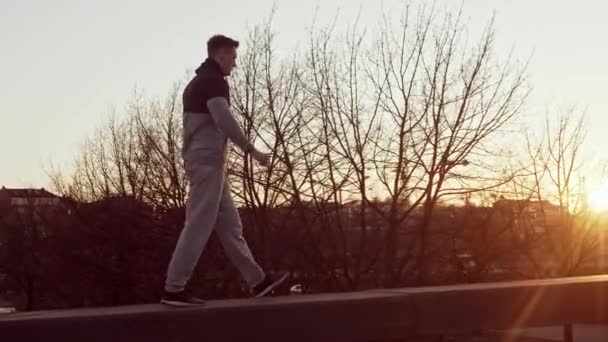 年轻健康的男人在室外进行夜间锻炼 城市日落背景 健康与体育概念 — 图库视频影像