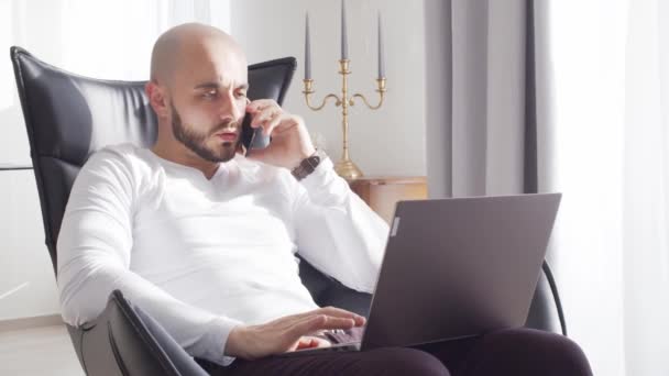 Homem Negócios Barbudo Trabalhando Casa Sentado Poltrona Usando Tecnologias Computador — Vídeo de Stock