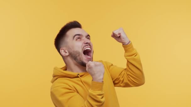 Joven Expresivo Feliz Sobre Fondo Vibrante Retrato Estudio Persona Que — Vídeo de stock