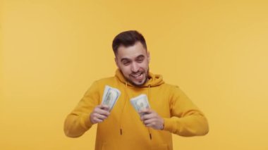 Parası olan etkileyici ve mutlu bir genç adam. Büyük ikramiyeyi kazanan kişi. Piyango ve kumarhane kavramları.