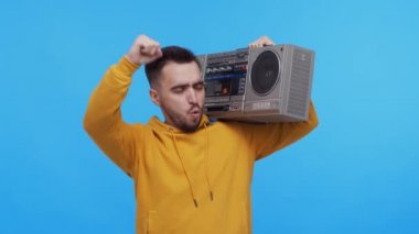 Genç ve mutlu bir DJ ve 90 'lardan kalma klasik bir kaset çalar. Şık bir adam müzik çalıyor ve dans ediyor. Parti konsepti.